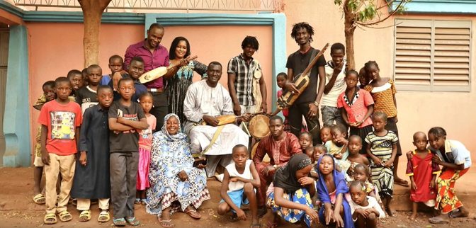 This image has an empty alt attribute; its file name is Bassekou_Kouyate_Garana_2018-672x322.jpg